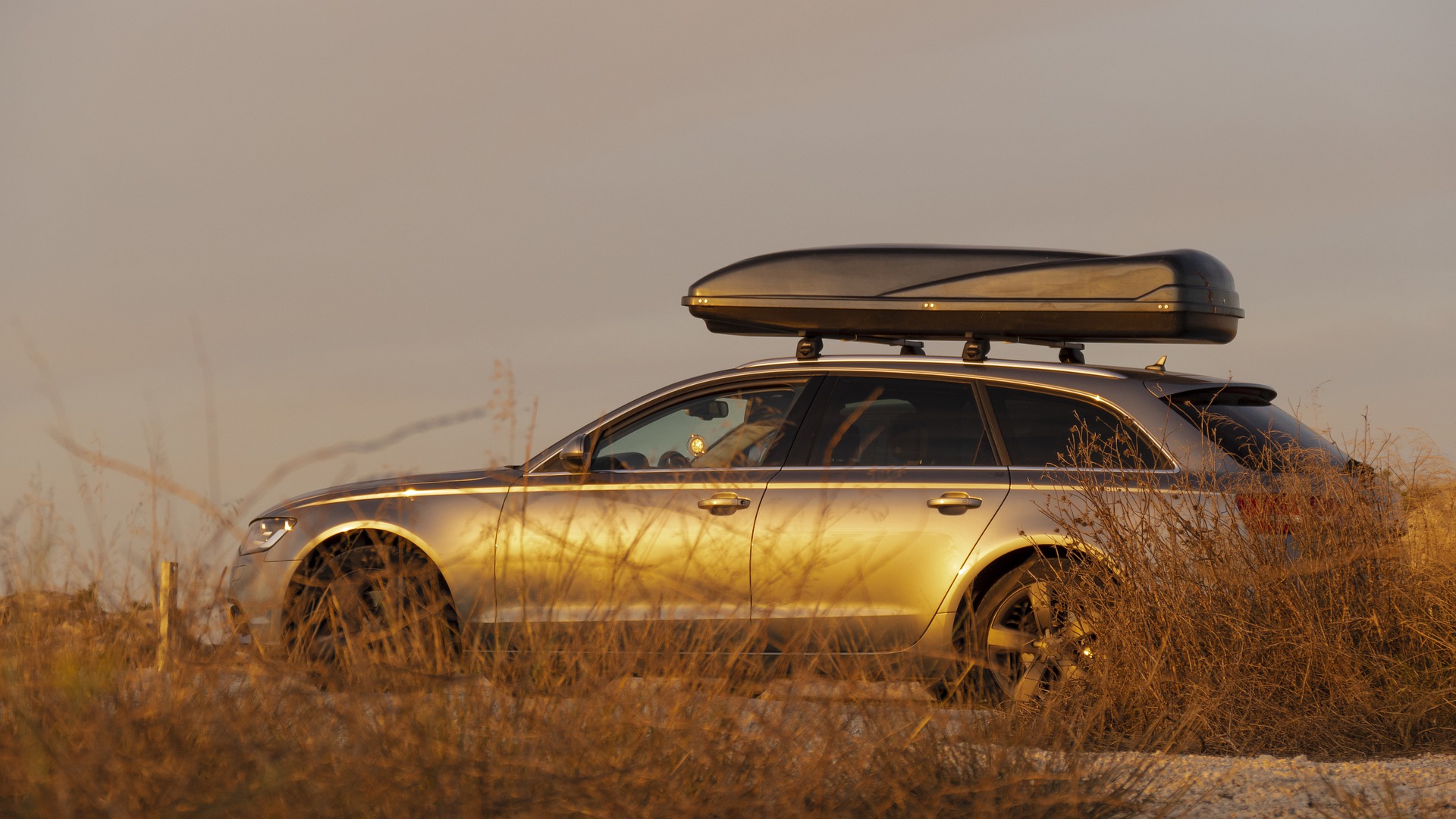 Como transportar objetos no bagageiro de teto e no interior do carro? Descubra aqui!