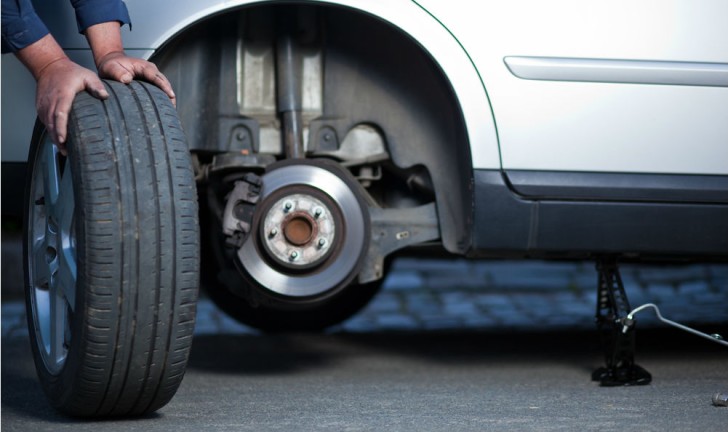 Descubra como trocar um pneu de carro em 6 etapas fáceis