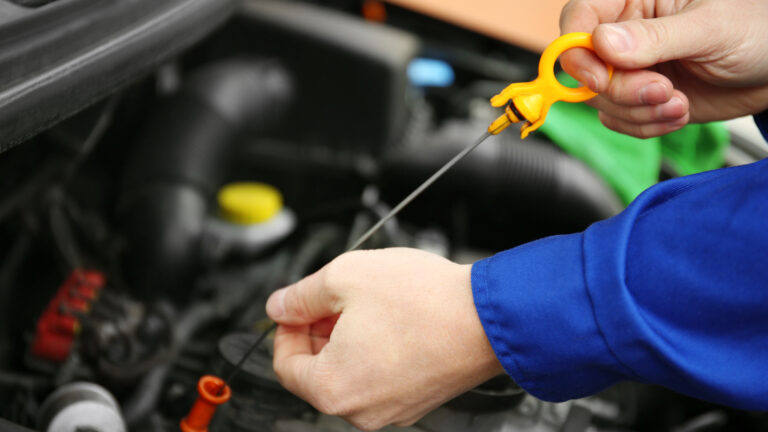 verificar os níveis de água e óleo do seu carro